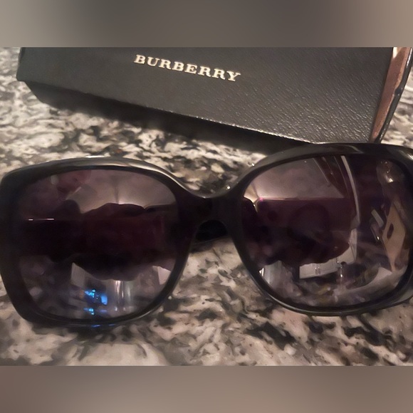 Ladies BRAND NEW BURBERRY SUNGLASSES TRADITIONAL BURBERRY PATTERN - Picture 2 of 5